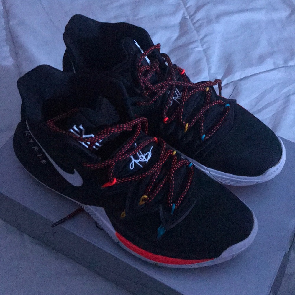 Kyrie 5 “Friends”